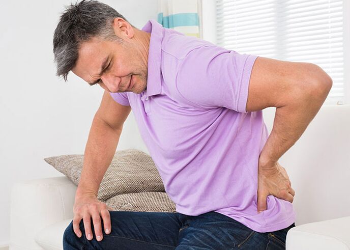 Douleur au bas du dos chez un homme